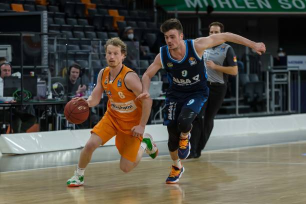 凭借冷静的 凭借冷静的